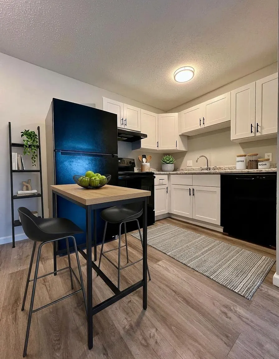 2 bed, 700 sqft, $1,350 — Photo 2