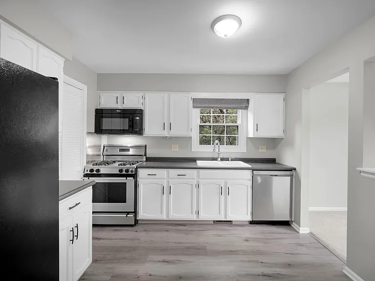 1671 Grosvenor Cir #B — Photo 4