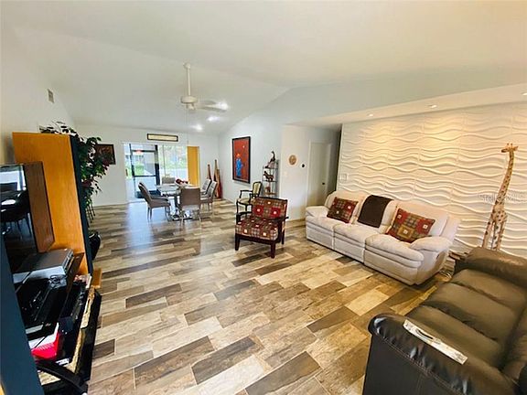 4th image of 220 Southcot Dr