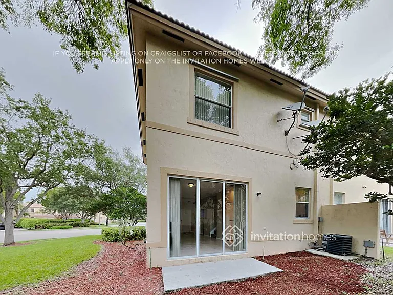 703 NW 170th Ter — Photo 17