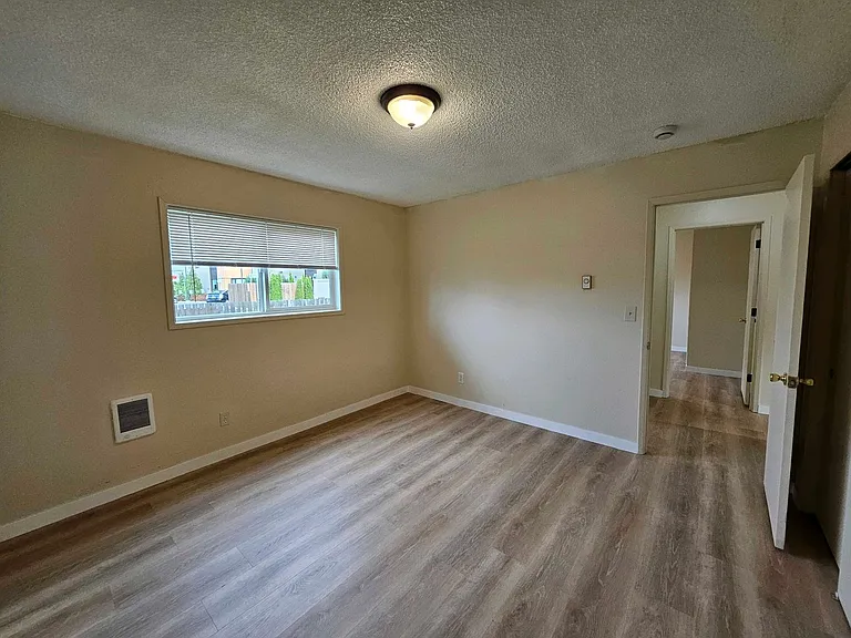Sunset Apartments — Photo 24