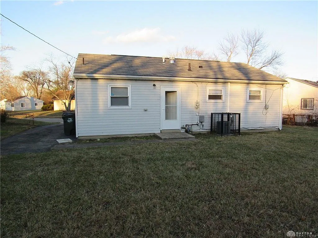 3 bed, 1.0 bath, 864 sqft, $1,200 — Photo 2