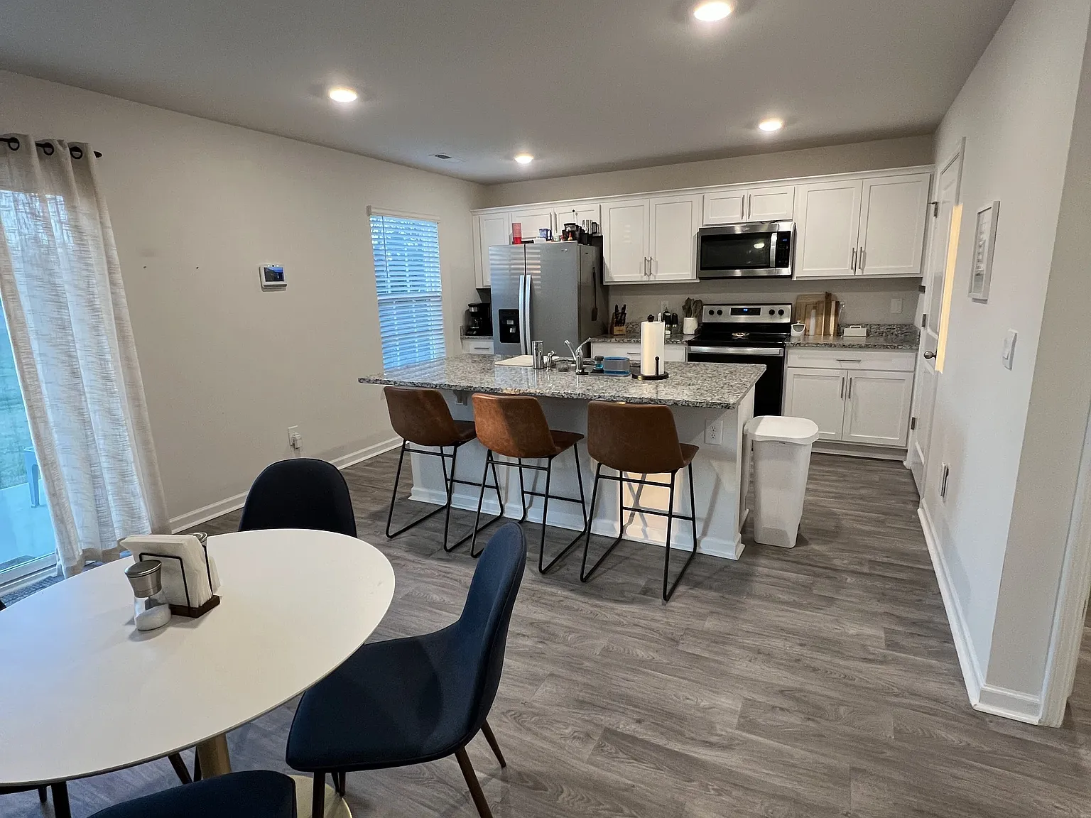 3 bed, 2.5 bath, 2208 sqft, $2,300 — Photo 2