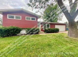 913 E Pam Rd, Sioux Falls, SD 57105