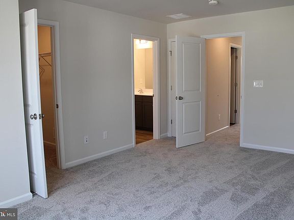 OWNERS SUITE WITH WALK IN CLOSET AND FULL BATH