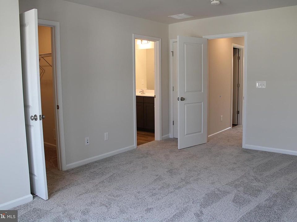 OWNERS SUITE WITH WALK IN CLOSET AND FULL BATH