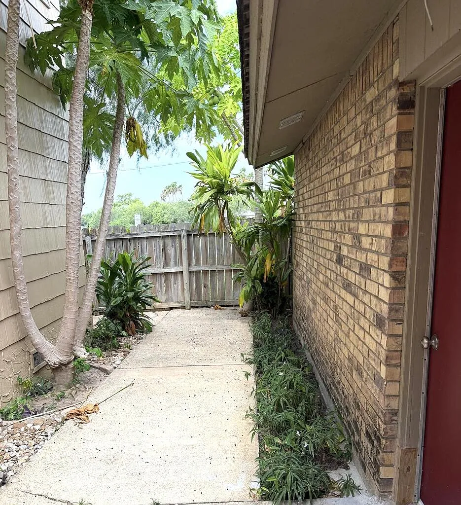 3 bed, 3.0 bath, 2175 sqft, $2,400 — Photo 3