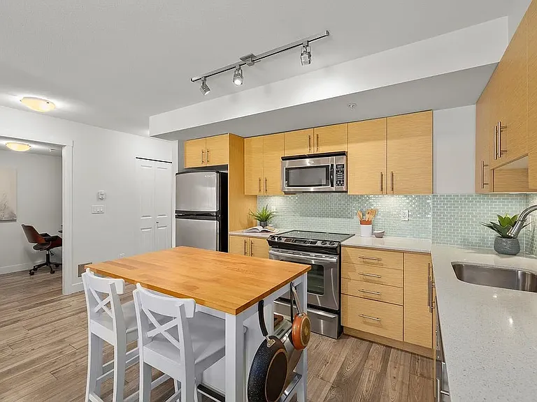 E 8th Ave — Photo 12