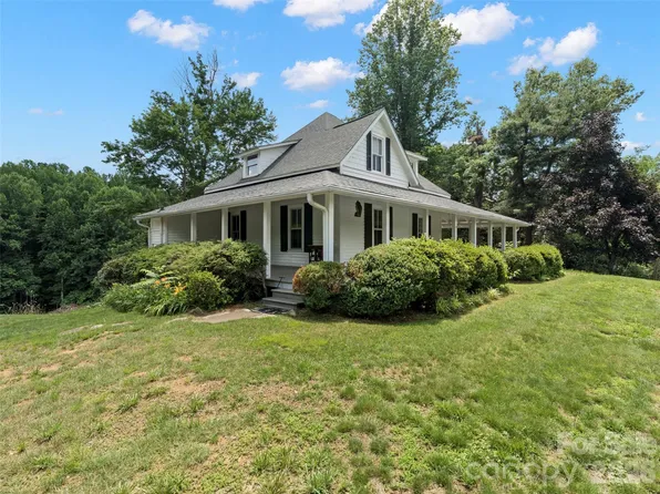 54 Louisiana Ave, Saluda, NC 28773