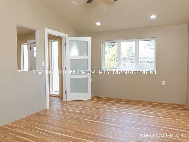 37 NE Morgan St #B — Photo 5
