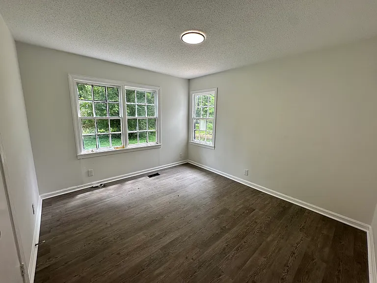 965 Parkway Dr — Photo 3