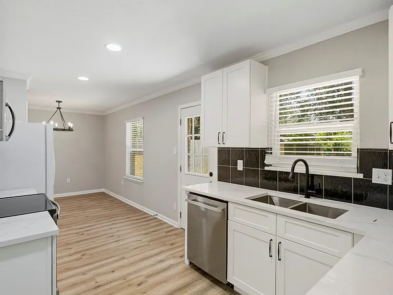 913 Meadowlane St — Photo 11
