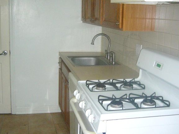 3rd image of 3016 W Court Ave