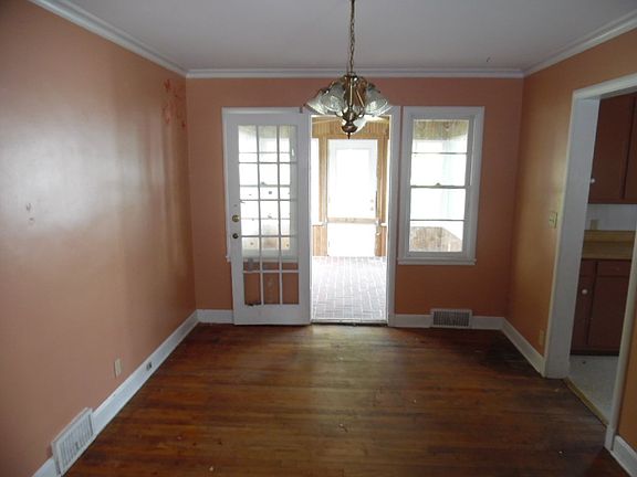 5th image of 2317 Custer Ave
