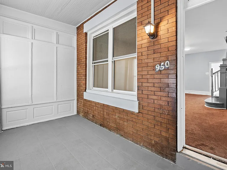 950 E Russell St — Photo 3