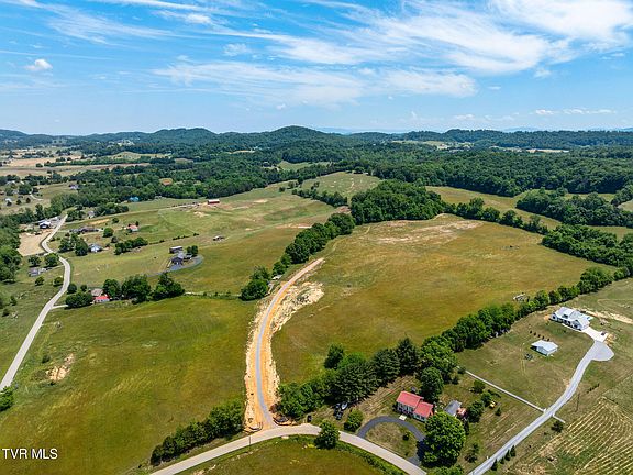 2nd image of 290 Horseshoe Bend Rd