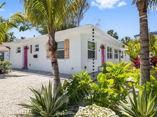 3014 Gulf Dr, Holmes Beach, FL 34217