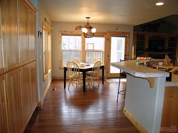 3rd image of 433 SE Pioneer Dr