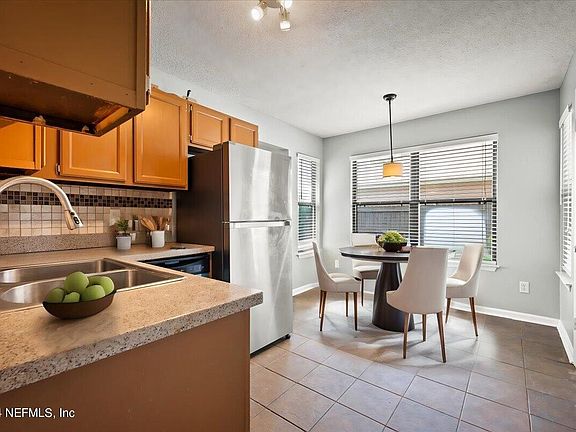 3rd image of 1569 CRABAPPLE COVE Court N