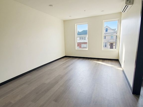 2nd image of 133 Mallory Ave #208