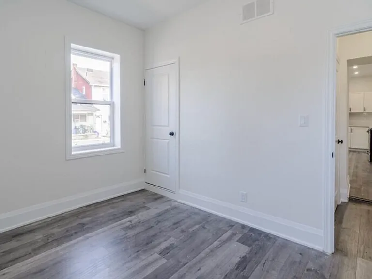87 Victoria Ave N #4 — Photo 8