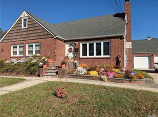 188 35th St, Lindenhurst, NY 11757