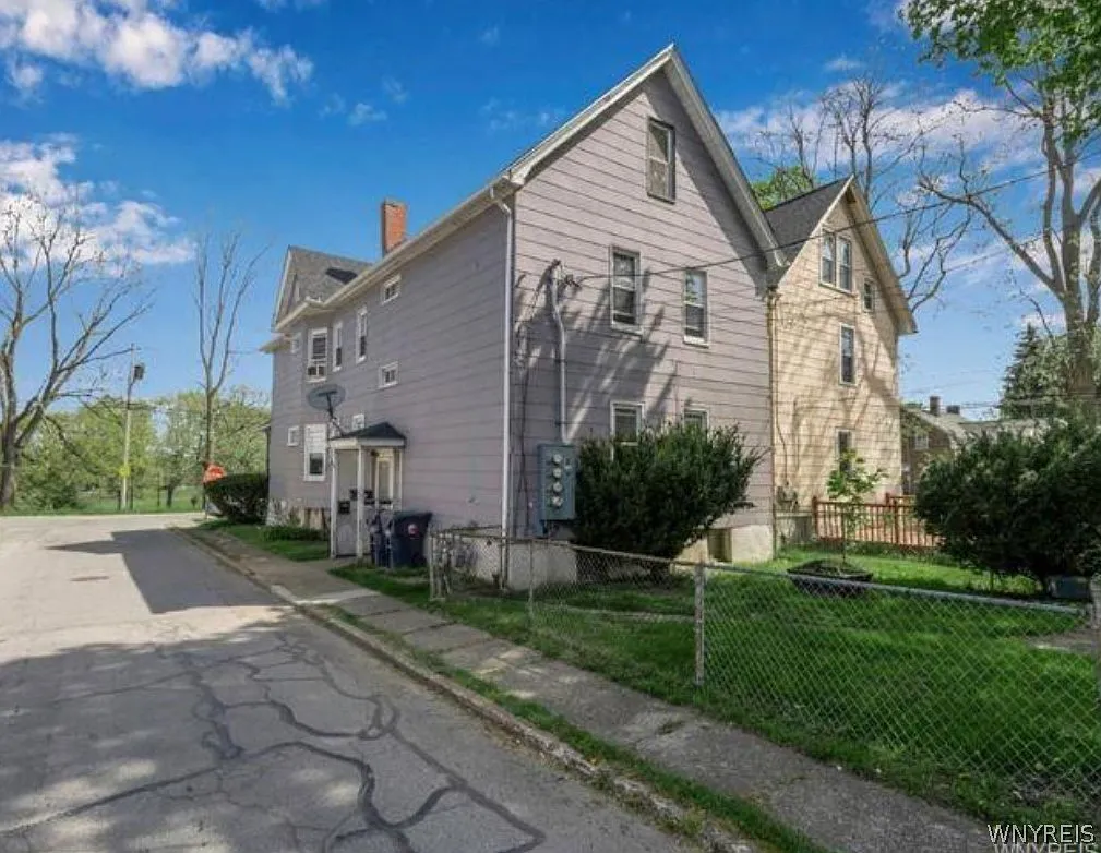 3 bed, 1.0 bath, 2352 sqft, $1,600 — Photo 3