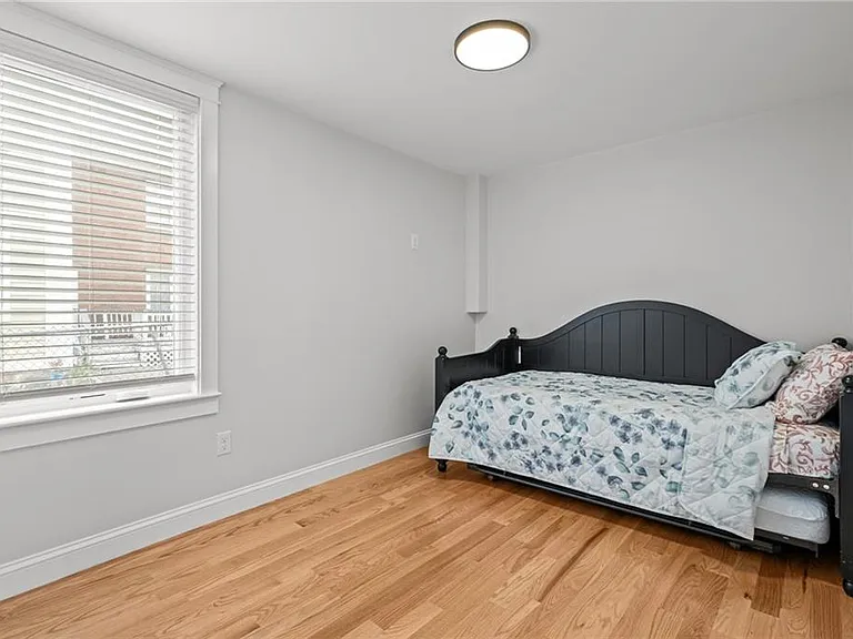 484 Thames St — Photo 9
