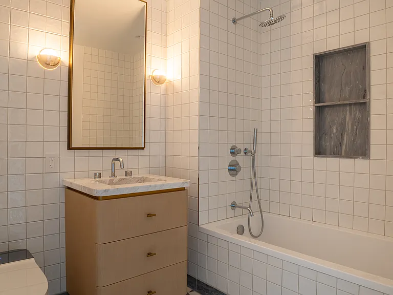 2401 Queens Plz N #1201 — Photo 4