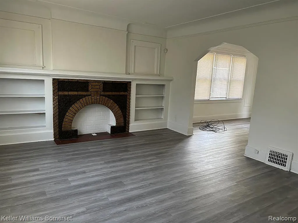 2 bed, 1.0 bath, 1000 sqft, $1,049 — Photo 2