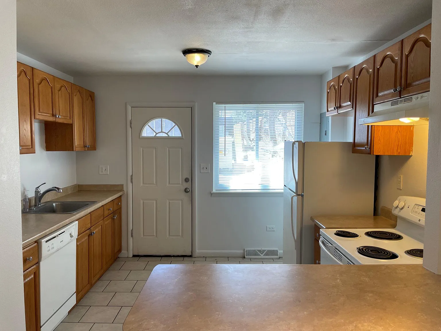 2 bed, 800 sqft, $1,600 — Photo 3