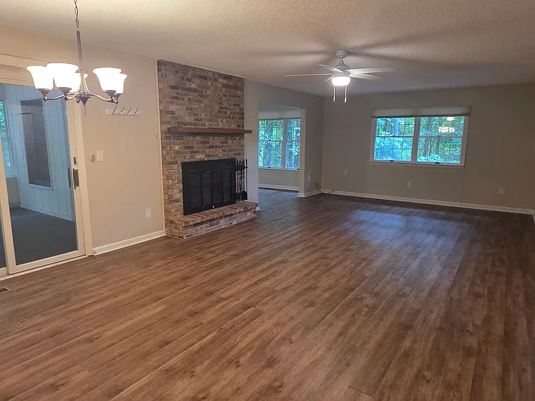 373 Lakeview Dr — Photo 2
