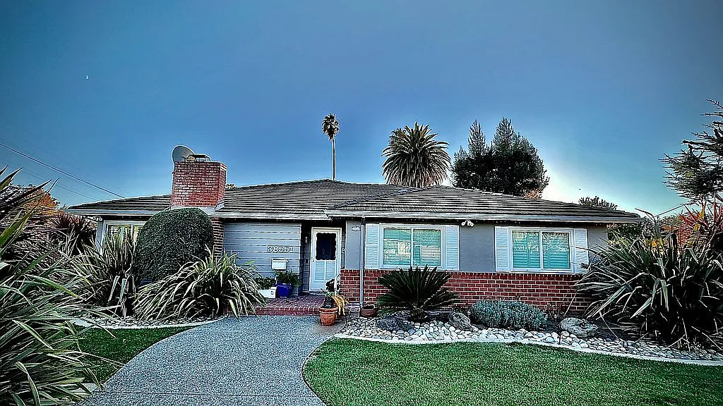 38551 Glenmoor Dr photo 1