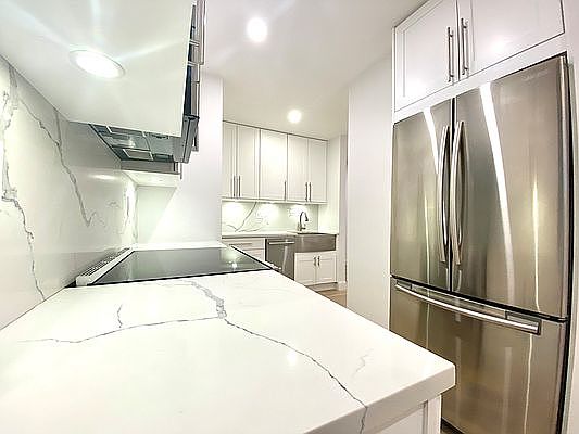 3rd image of 160 E 48th St APT 8T
