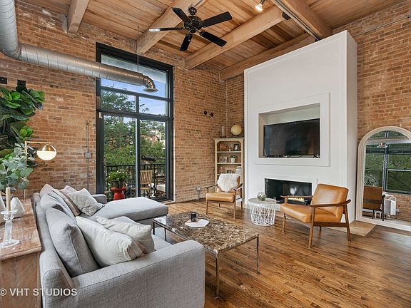 3rd image of 1259 N Wood St APT 201