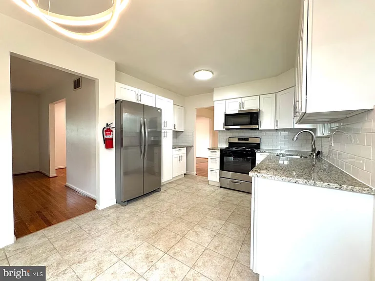 1104 Hudson Ave — Photo 5