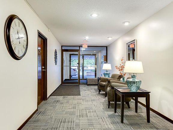 3rd image of 1304 W Medicine Lake Dr APT 120