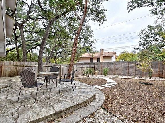 2nd image of 3501 Larchmont Cv #B