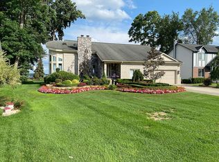 649 Woodcreek Dr, Waterford, MI 48327