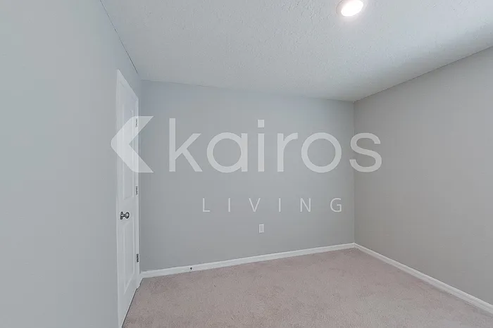 1924 W Roseboro Dr — Photo 12