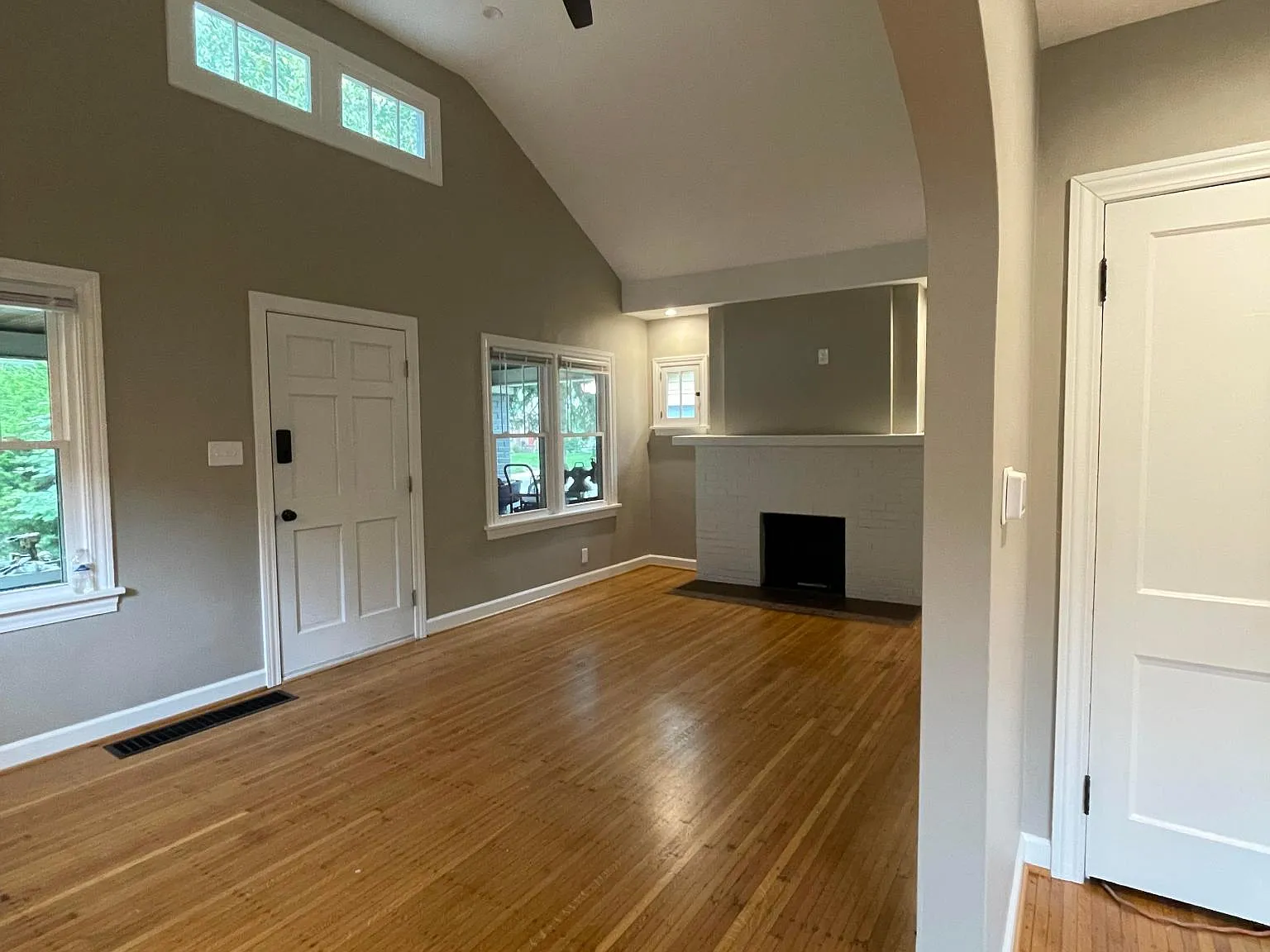 4837 N Kenwood Ave — Photo 1