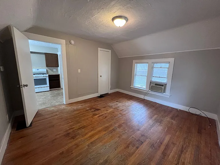 1140 Fremont Ave NW — Photo 3