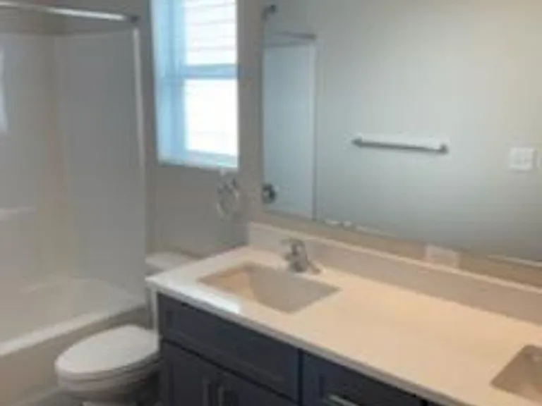 Modern design 3 bed, 2.5 bath duplex Available July 10th! — Photo 7