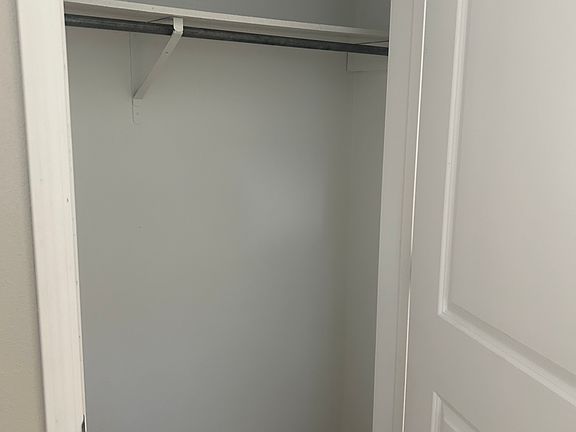 5th image of 106 W Oak St