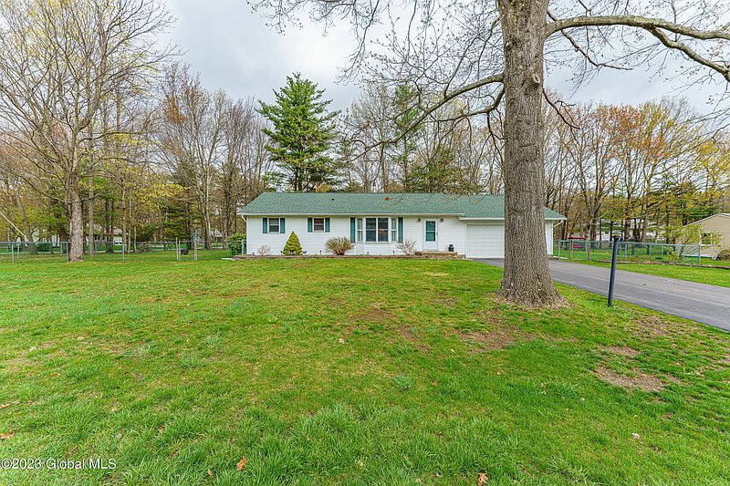 3rd image of 52 Valley Drive