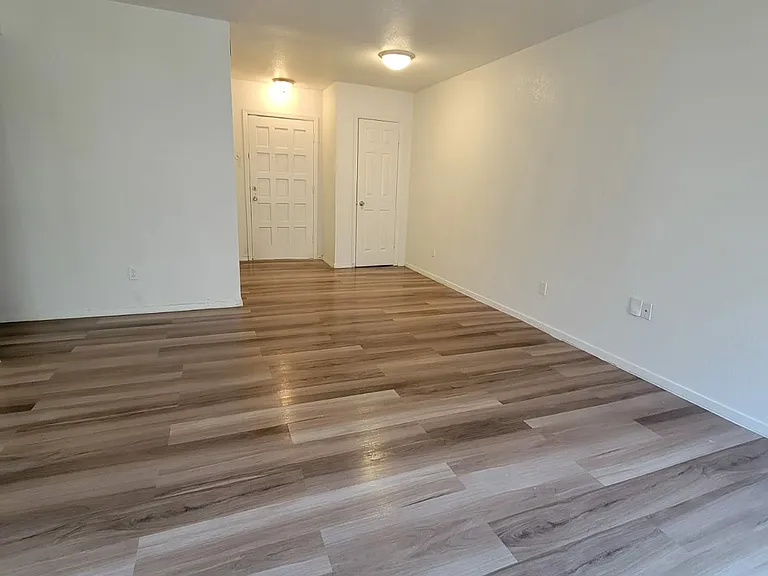 La Hacienda Apartments — Photo 4