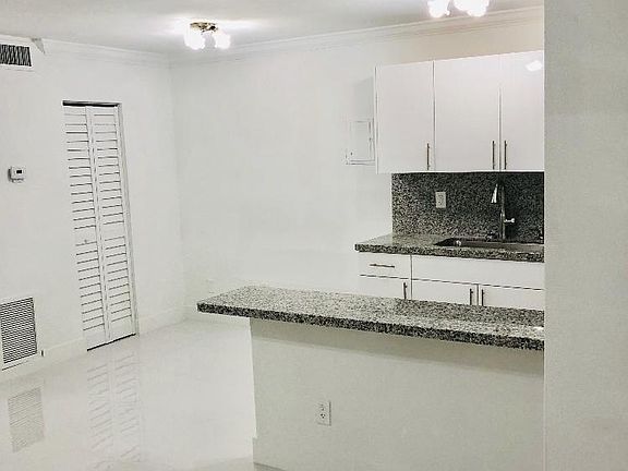 4th image of 890 NW 45th Ave APT 30