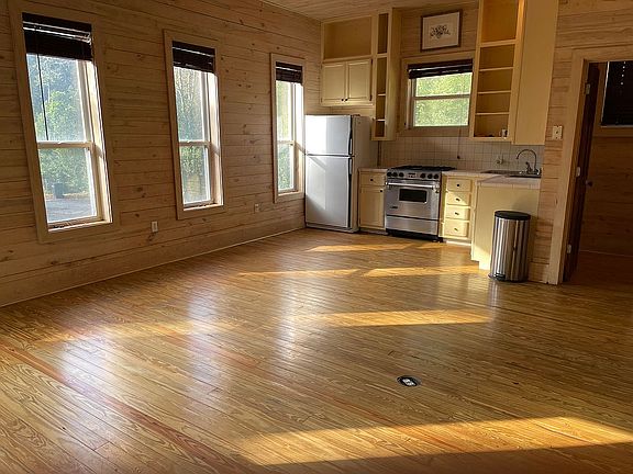 Living & kitchen area