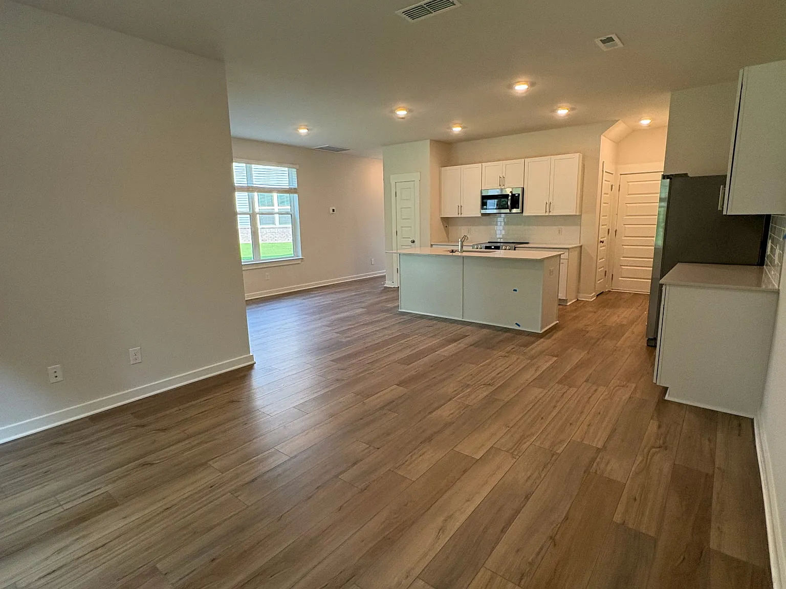 3 bed, 2.5 bath, 1673 sqft, $2,095 — Photo 3