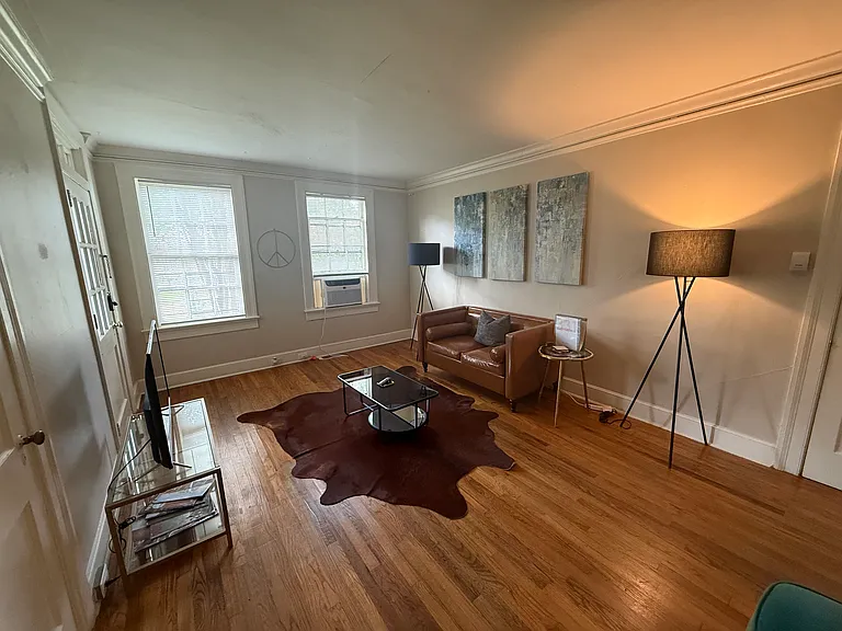 331 Cloverdale Rd #D — Photo 2